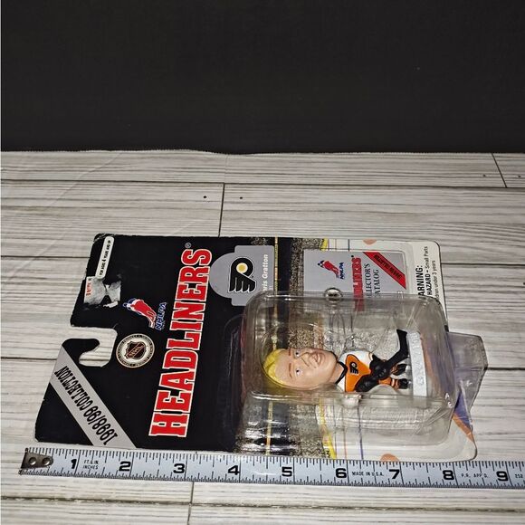 1998/1999 Headliners NHLPA Philadelphia Flyers Chris Gratton 3" Figure NEW - Picture 6 of 7